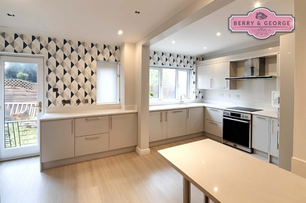 KITCHEN / BREAKFAST 