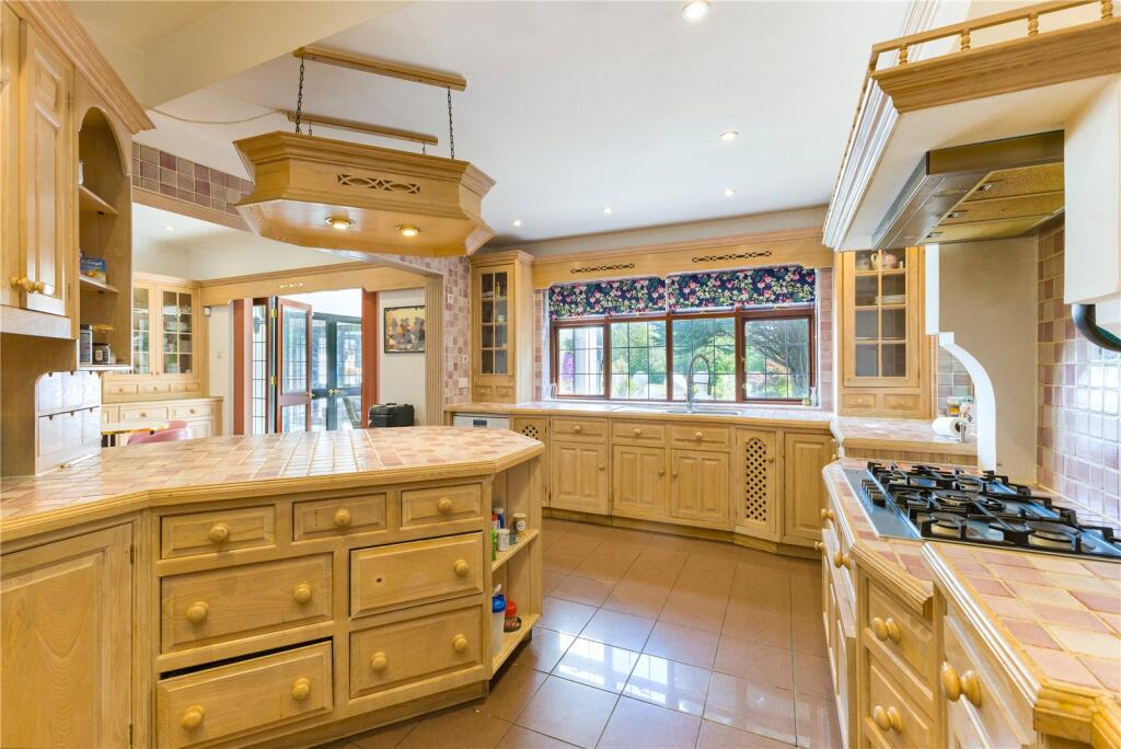 Kitchen/B'fast Room