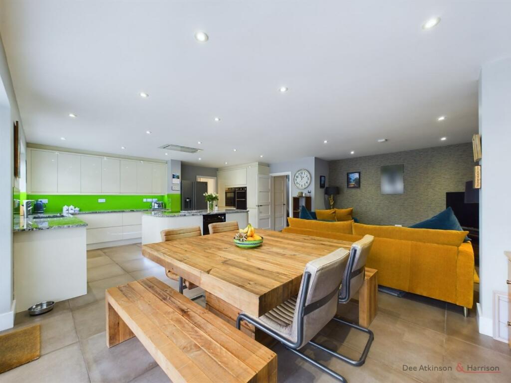 Kitchen/Diner/Living Area