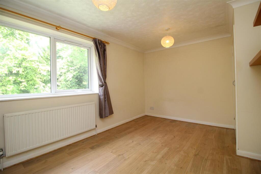 bedroom 1.JPG