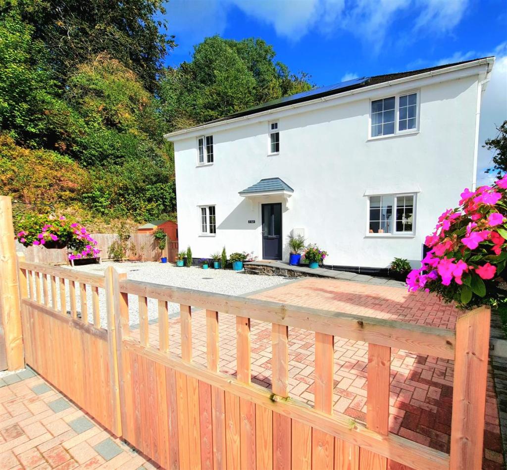 Front with gates