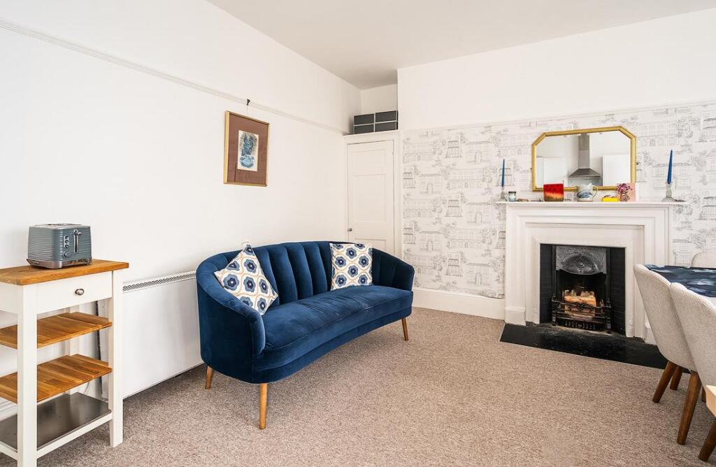 Second Floor Apartment, 14 Portland Place, Bath, B