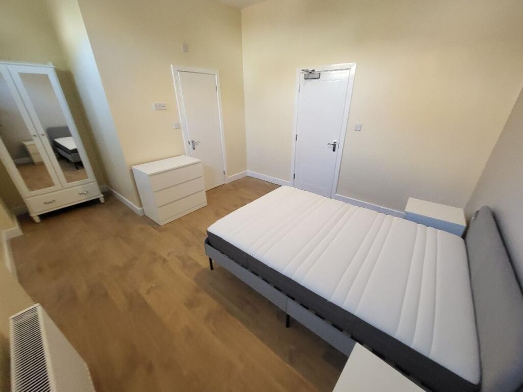 This inviting double bedroom features a spaciou...