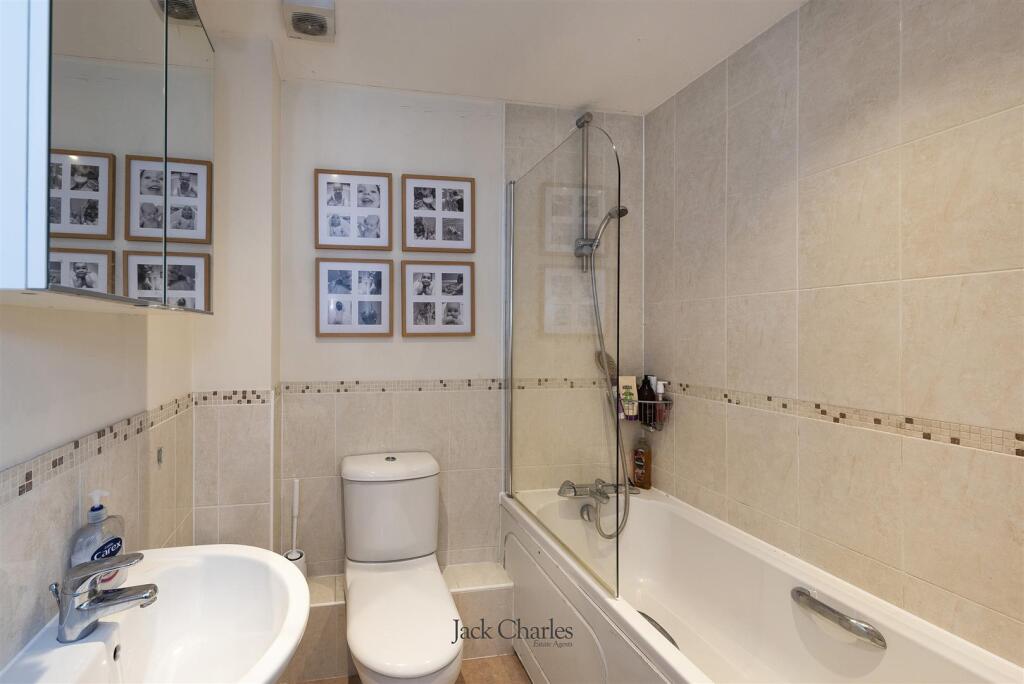 6 Dawes Close, TN9 1QX 011.jpg