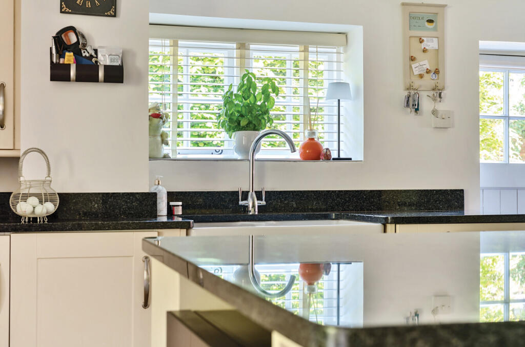 1289992-10-6824c6...