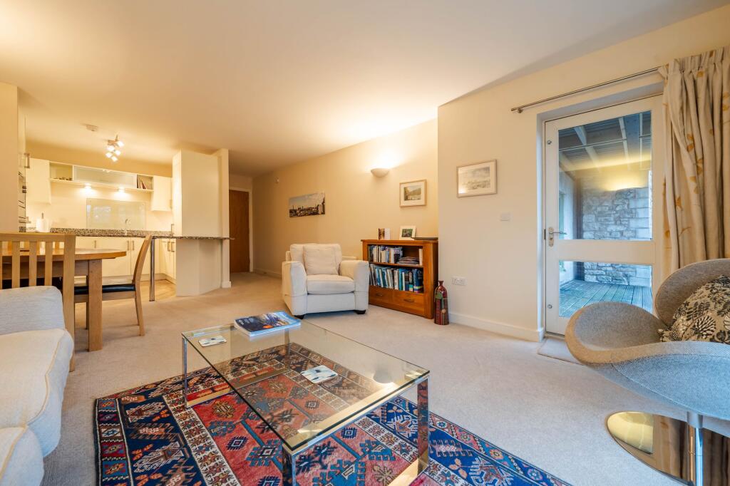 OPEN PLAN LIVING AREA