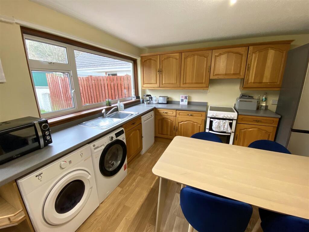 KITCHEN 3.JPG