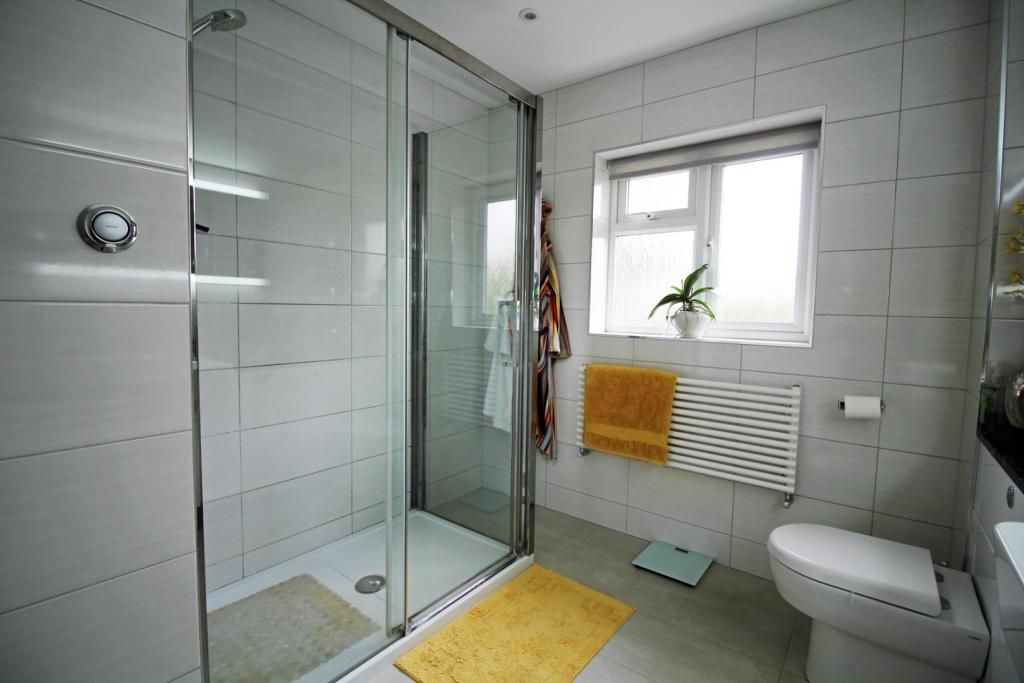 10 the close shower 1.jpg