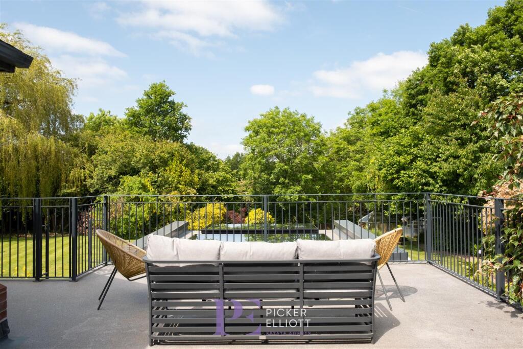 Large Landscaped Rear Garden