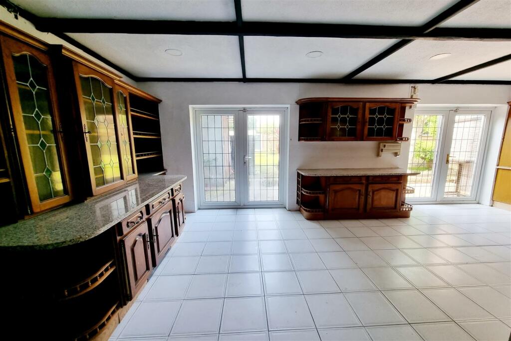 RECEPTION ROOM 4: PIC. 1
