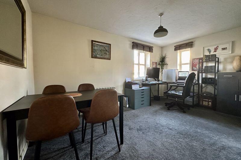 Bedroom 2/Dining room