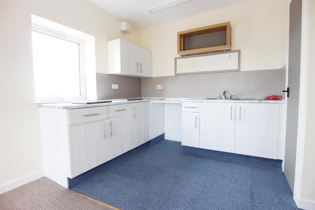 LOUNGE/KITCHEN