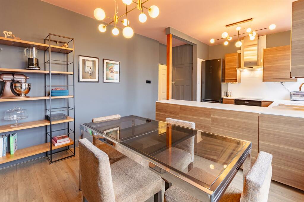 Kitchen/ Dining Room