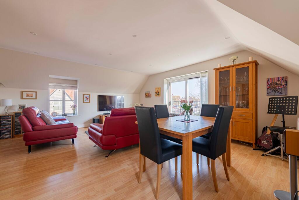 Living Room/Dining Room (4)