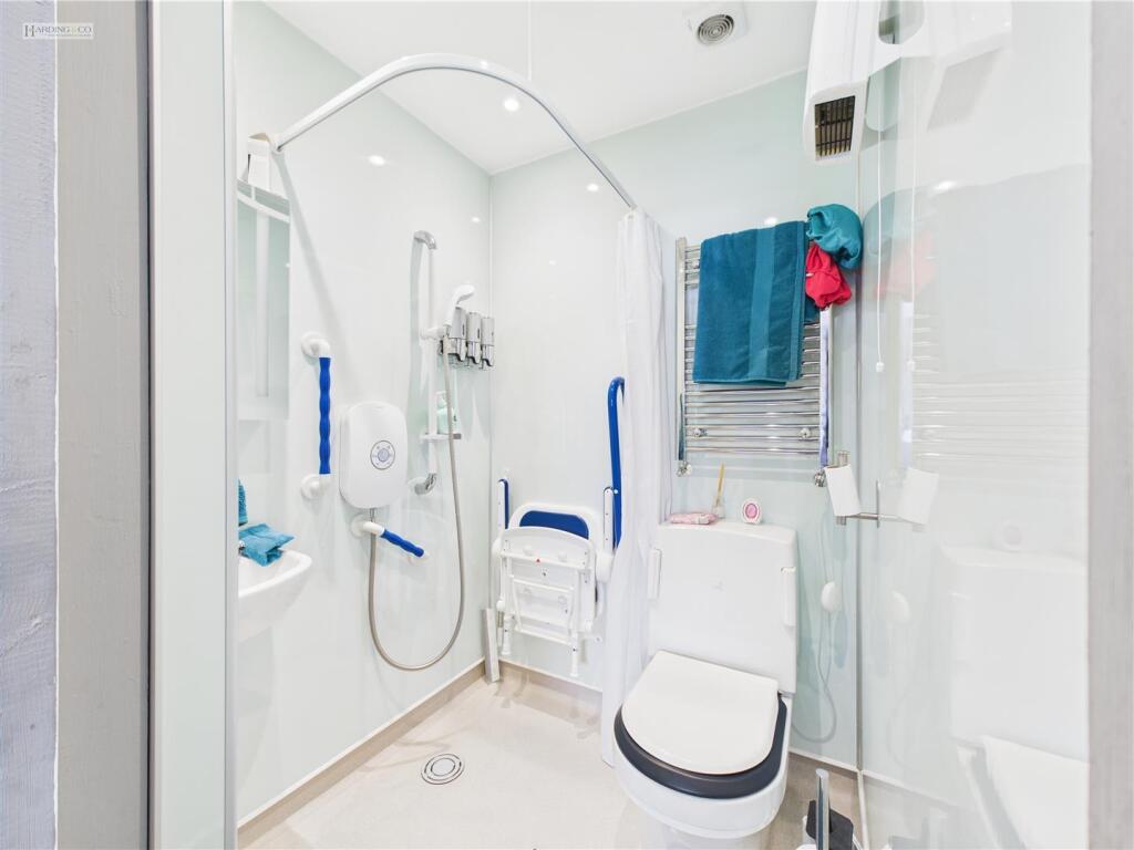 Bedroom 1 en suite.jpg