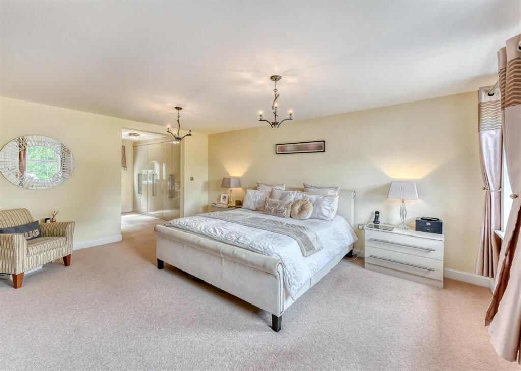 4 Great Hall Grove-bed1a.jpg