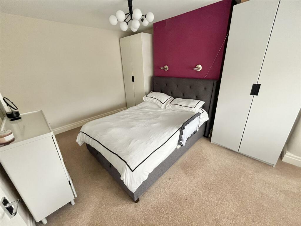 Bedroom 1 Aspect 2.jpg