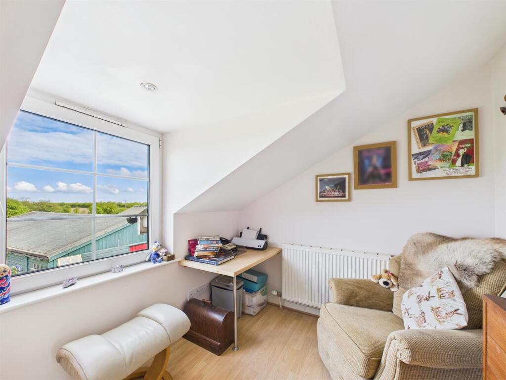 Office/Dressing room