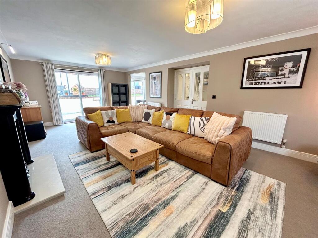 010 Living room 4.jpg