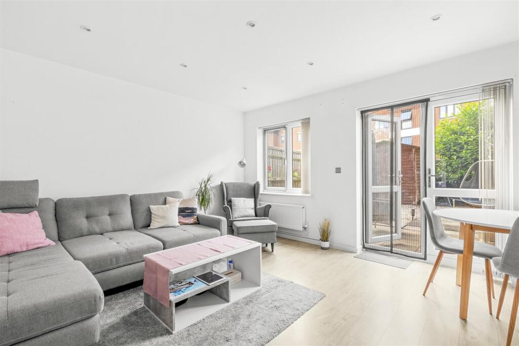 37 Bartlett Place, HP12 3ER-6.jpg