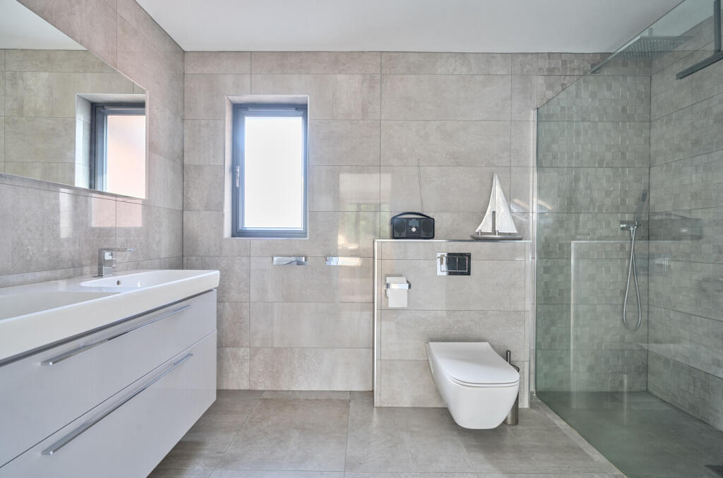 1360315-12-68da9d...