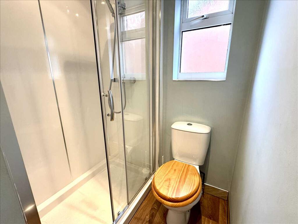 EN-SUITE SHOWER ROOM