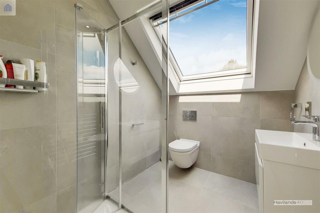 21_Main Ensuite-0.jpg