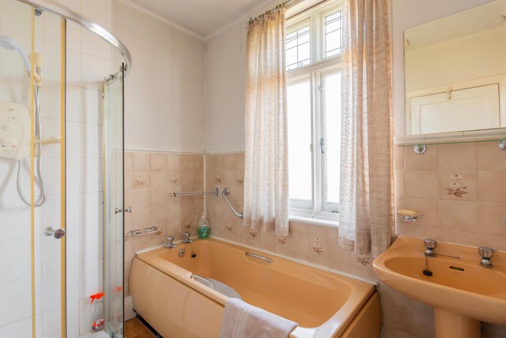 6S6R6FN - Bathroom B.jpg