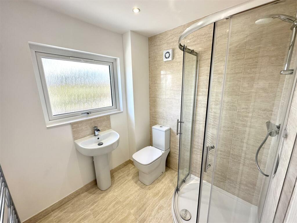 EN-SUITE SHOWER ROOM