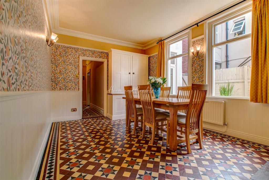 Llandennis Road, Cyncoed, HernCrabtree (20).jpg