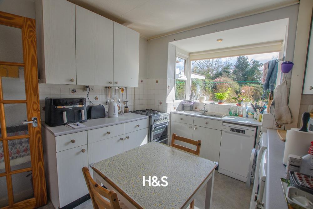 57 station road - kitchen..jpg