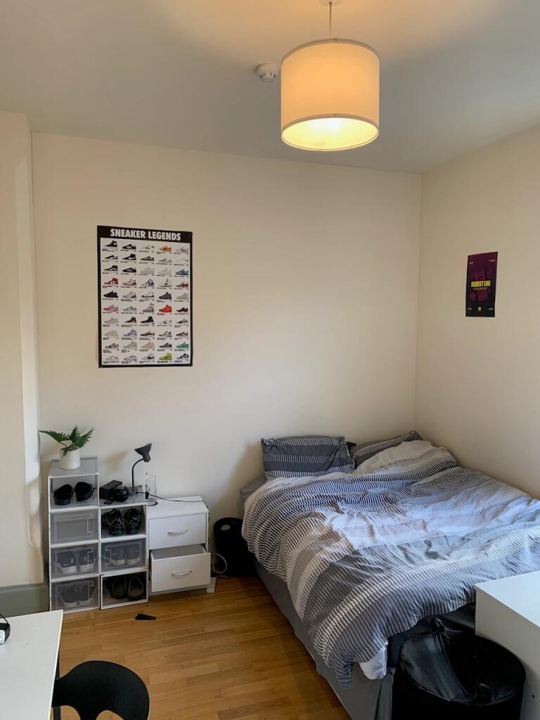 A cozy double bedroom featuring a comfortable b...