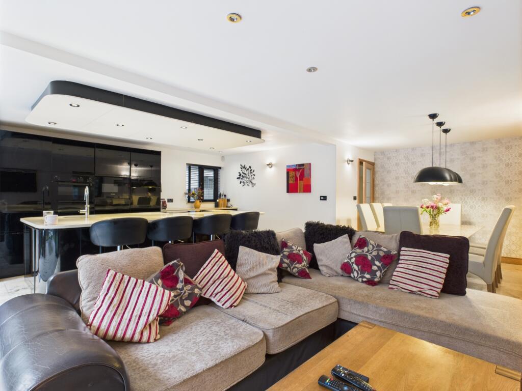 CAM03729G0-PR0082-STILL009