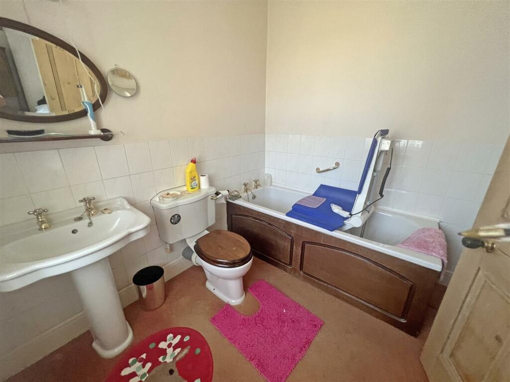 ENSUITE BATHROOM