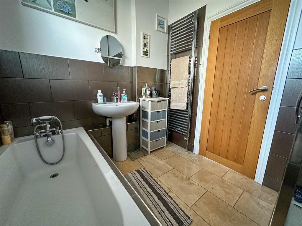 ALTERNATE VIEW OF BATHROOM
