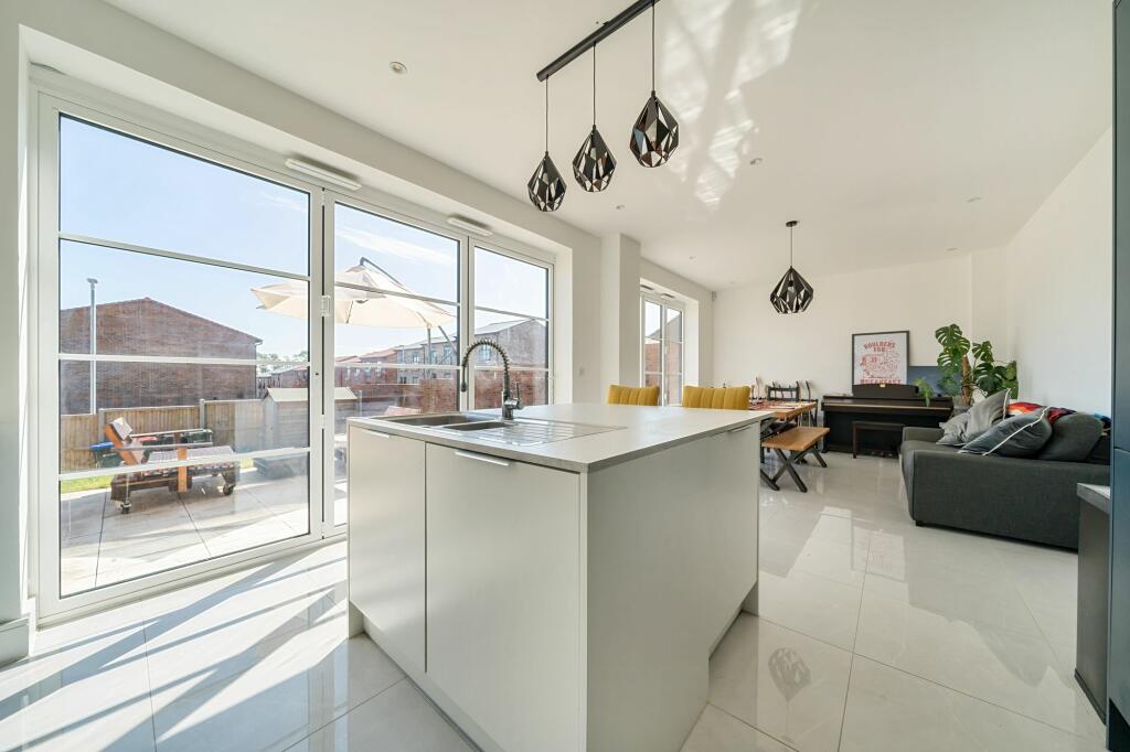 Kitchen/Dining Room (6)