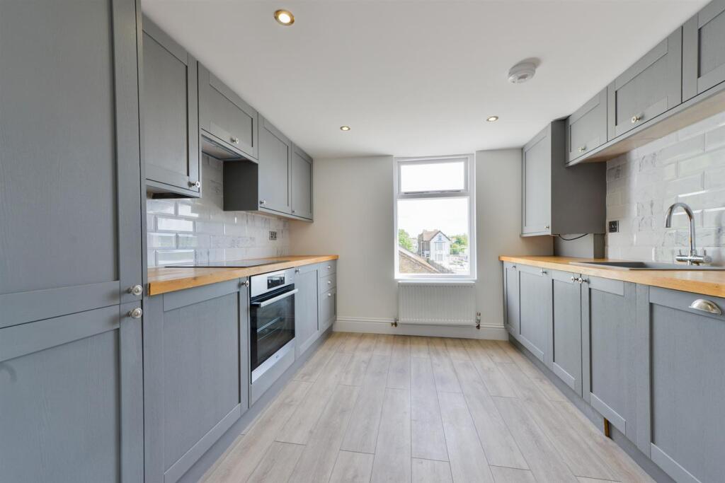 Flat 2, 12 Marine Gardens2.jpg