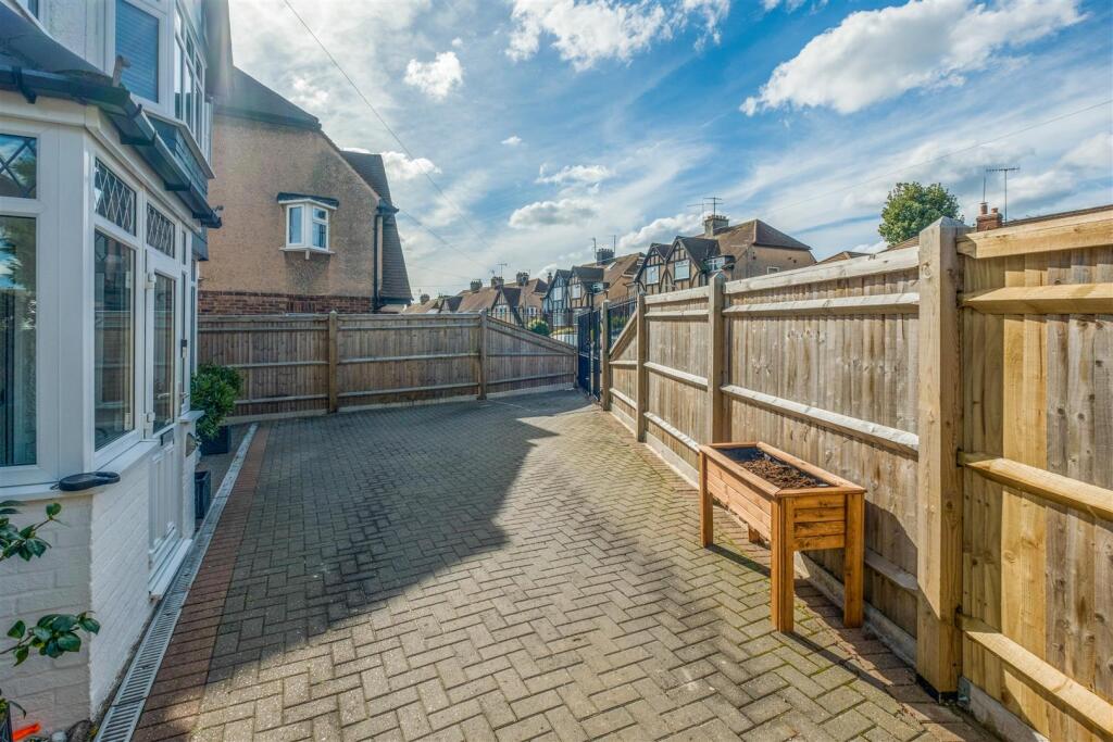 1 windlesham Close-37.jpg