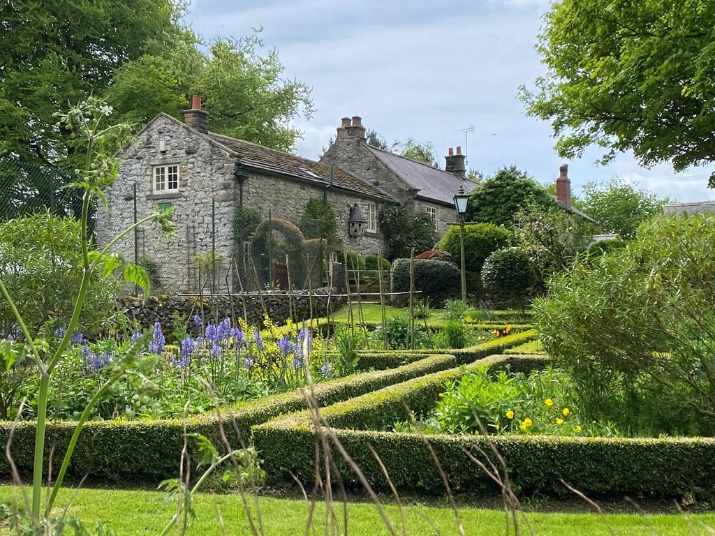 Garden to house