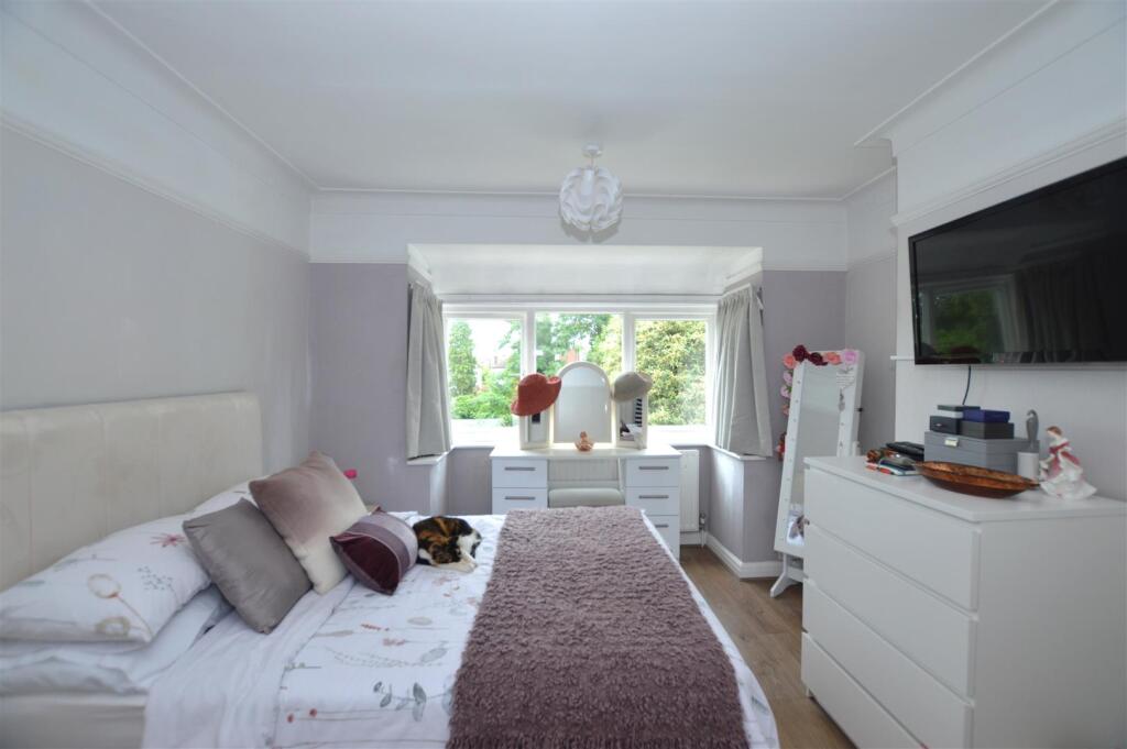 32 Montrose bed 2.JPG
