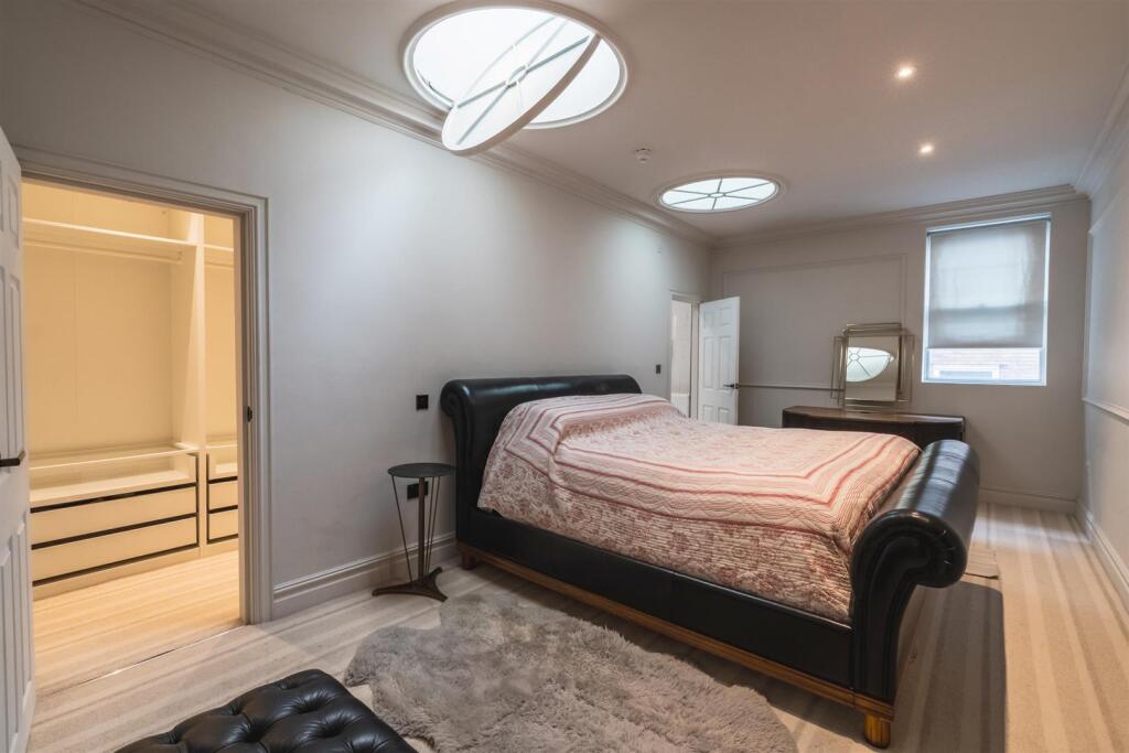 Master Bedroom (Penthouse)