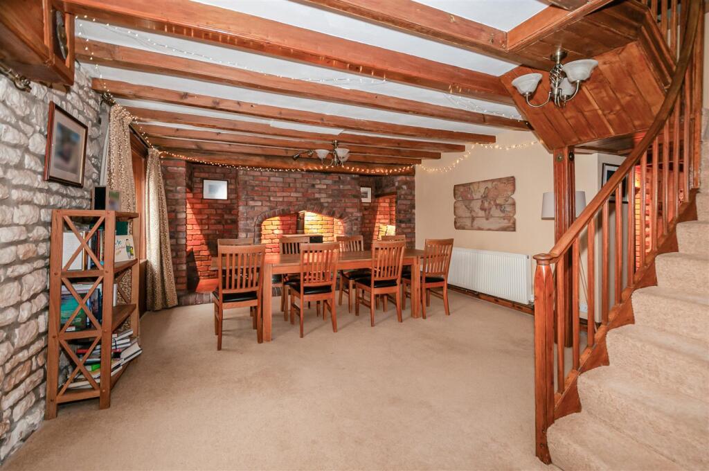 LOUNGE/DINING ROOM