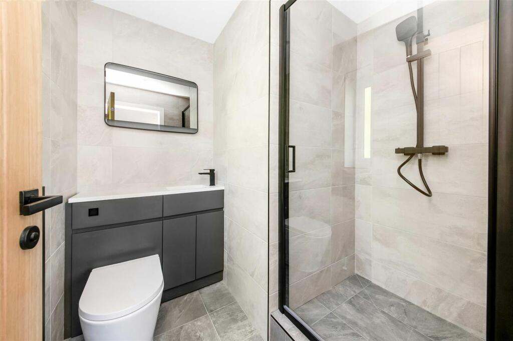 EN-SUITE SHOWER ROOM