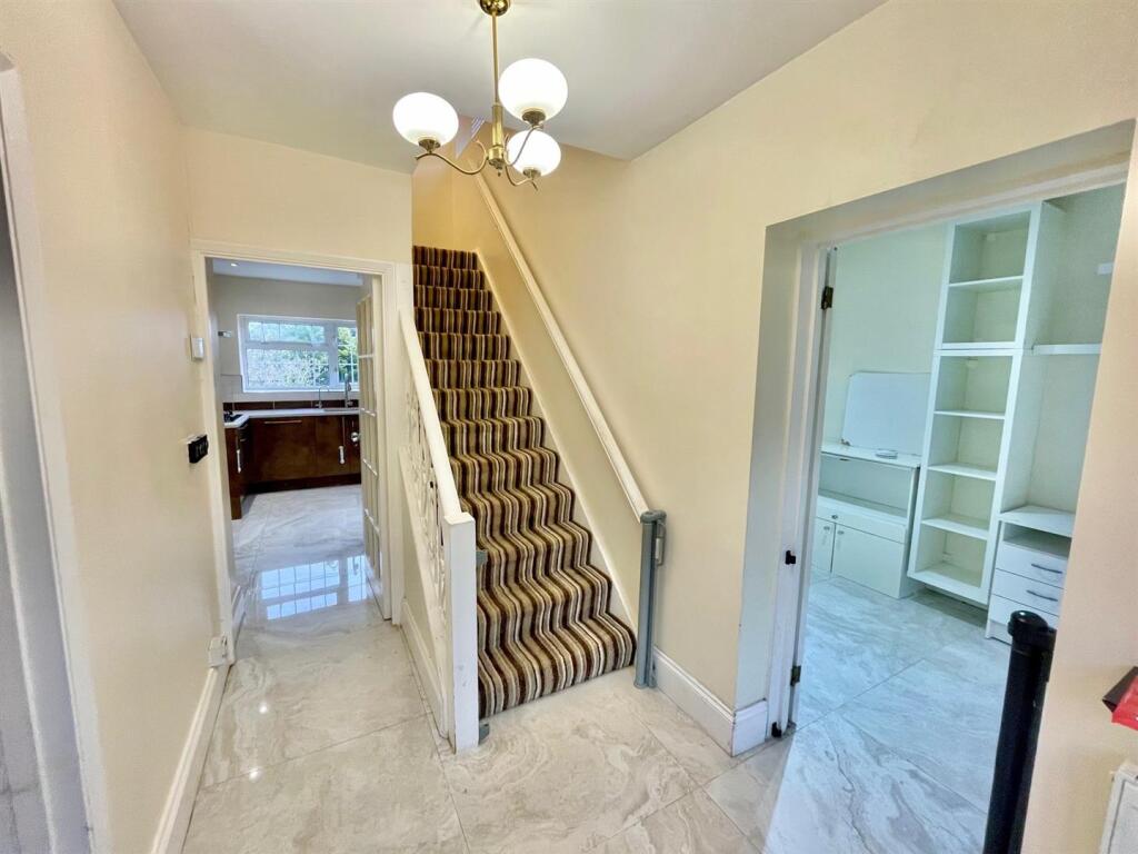 12 Kemble Close Hall.jpg