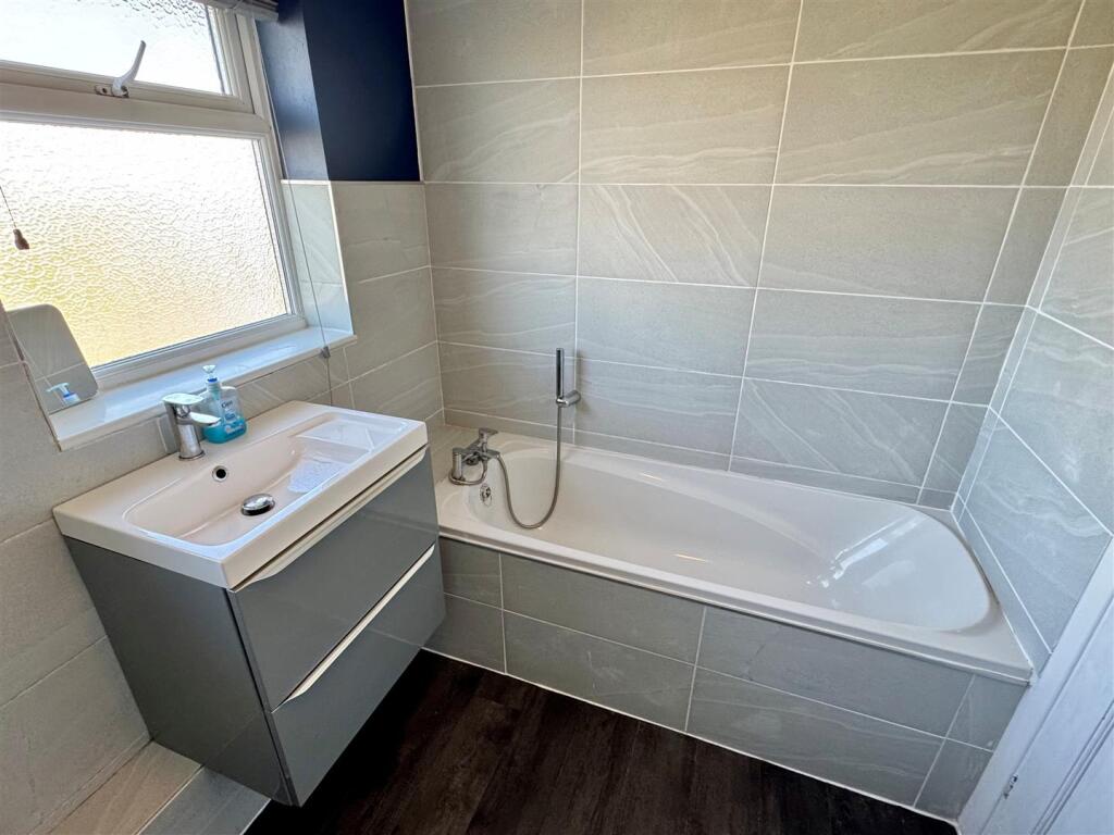 21 Polwhele Road Bathroom