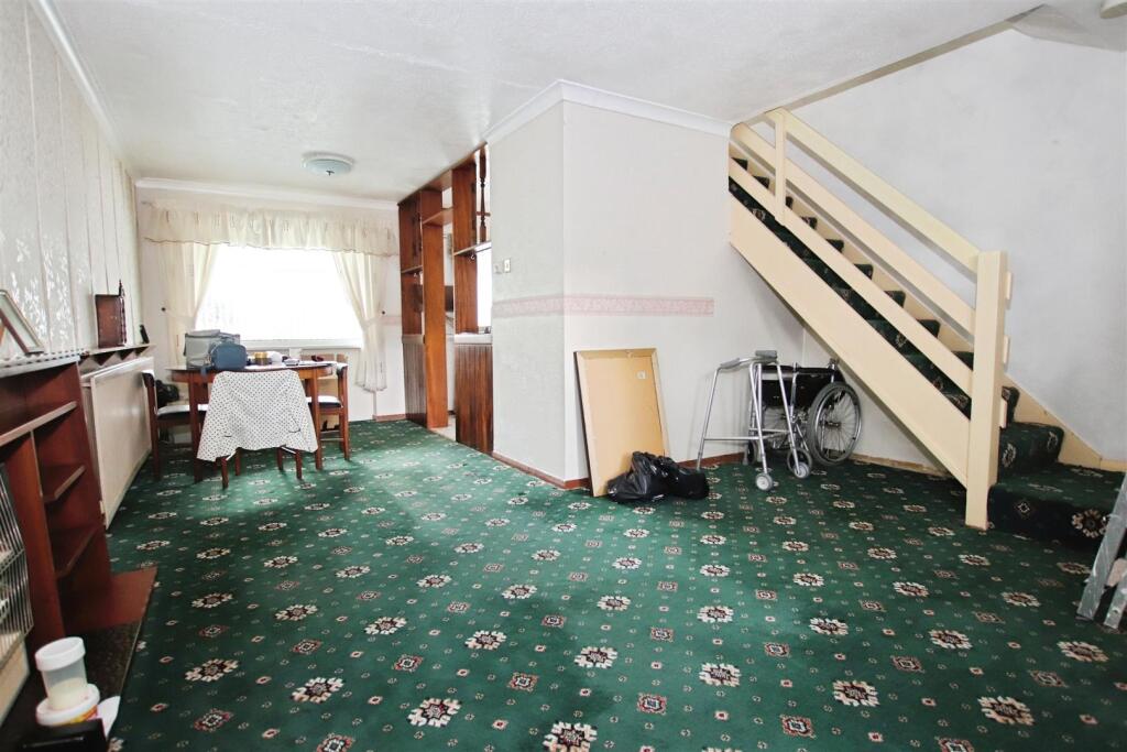 "L" SHAPED LOUNGE / DINING ROOM