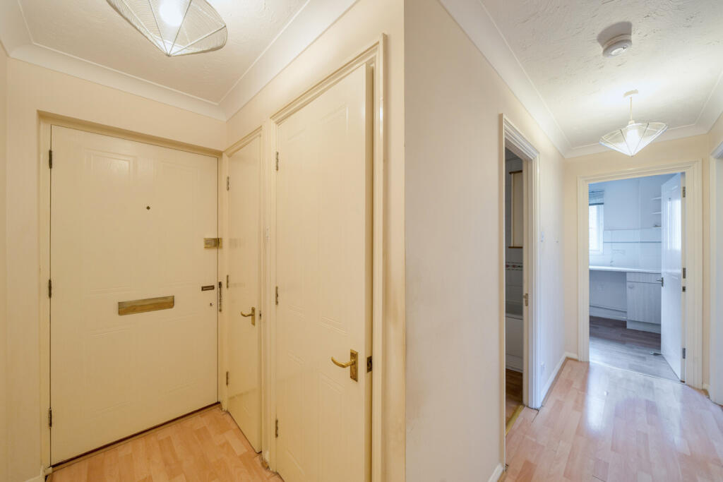 1376742-12-690b4a...