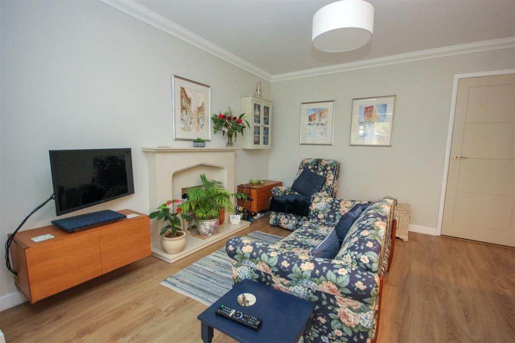 Living Room 1.jpg