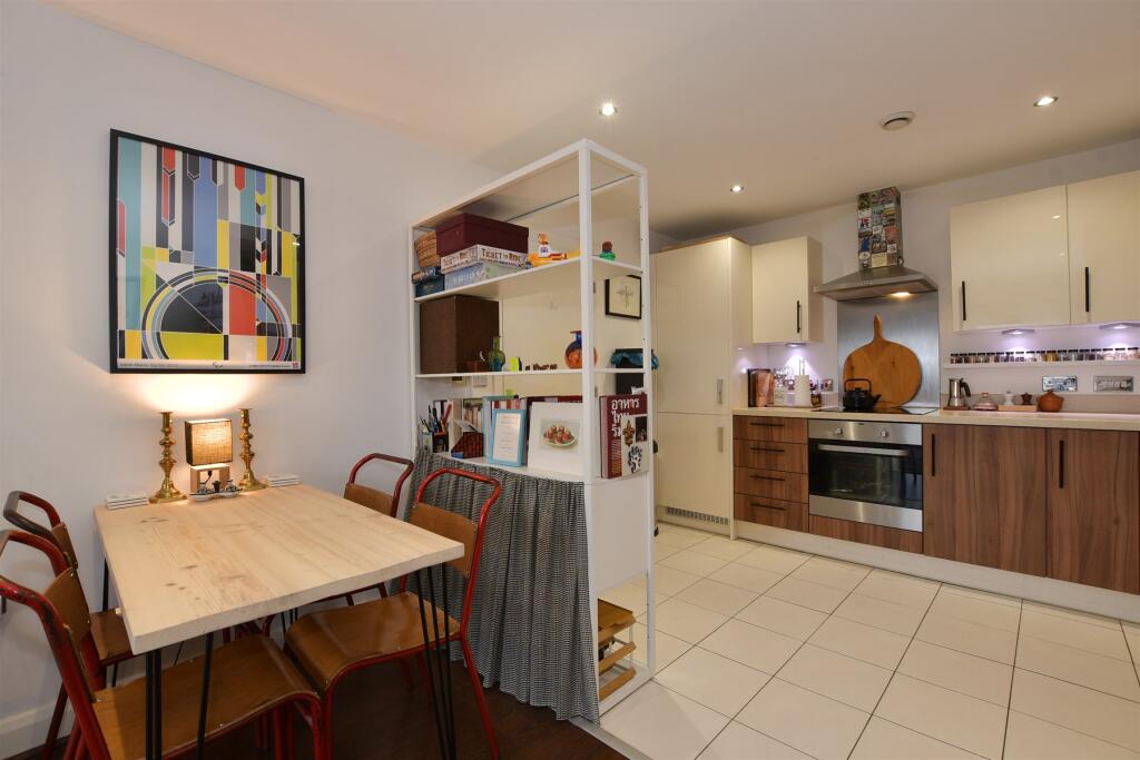 Lounge/Dining Area
