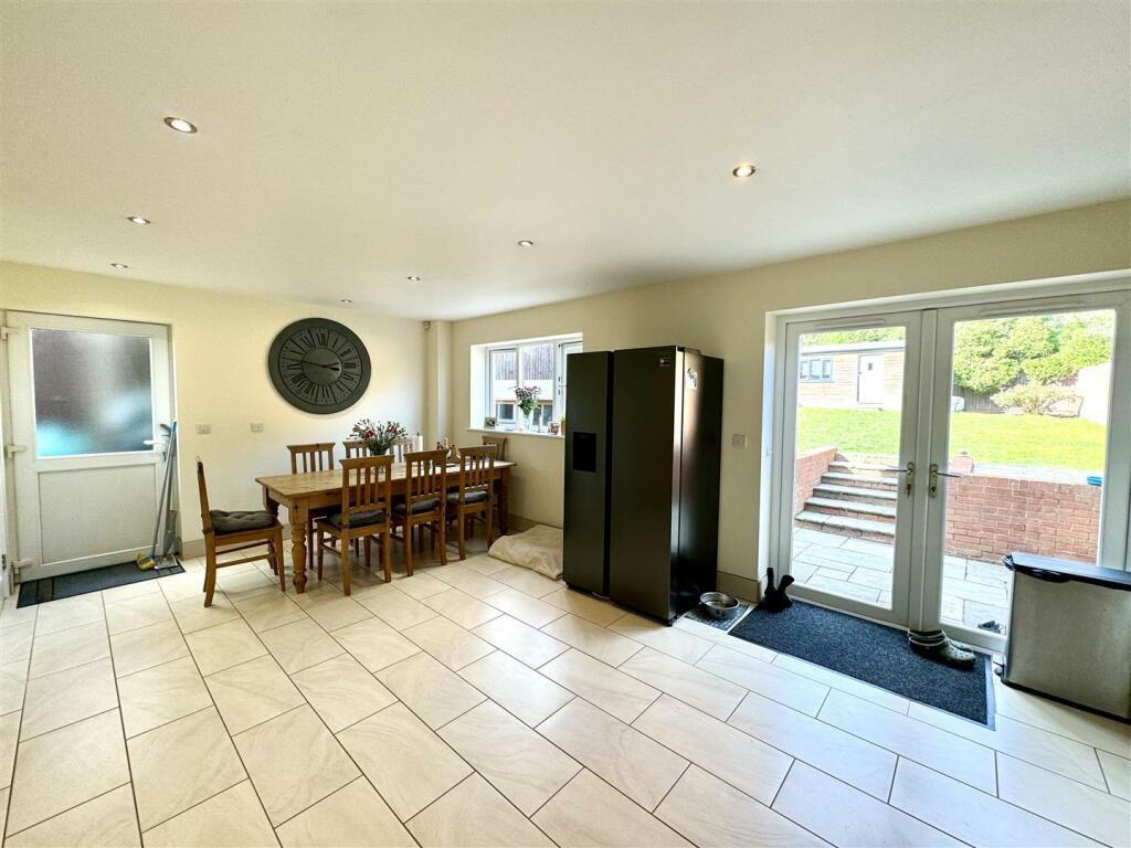 Kitchen 2.jpeg